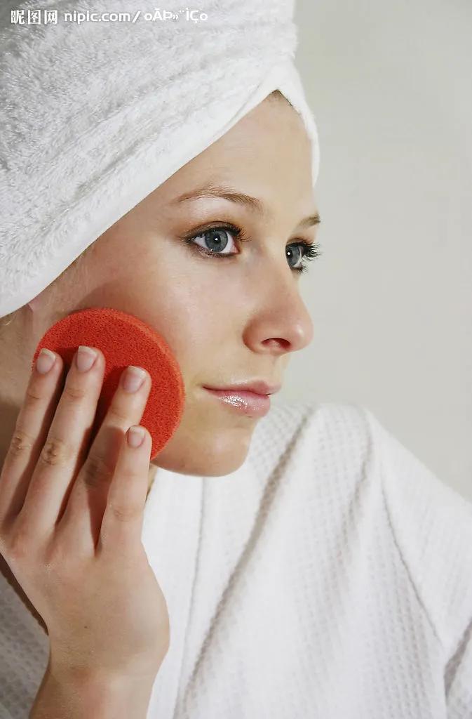 化妆很容易出细纹,长痘痘化妆卡粉斑驳怎么补救