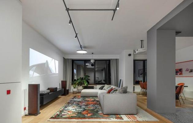 她将两套房子里头打通,客厅大到可以“踢足球”,网友:太豪气了