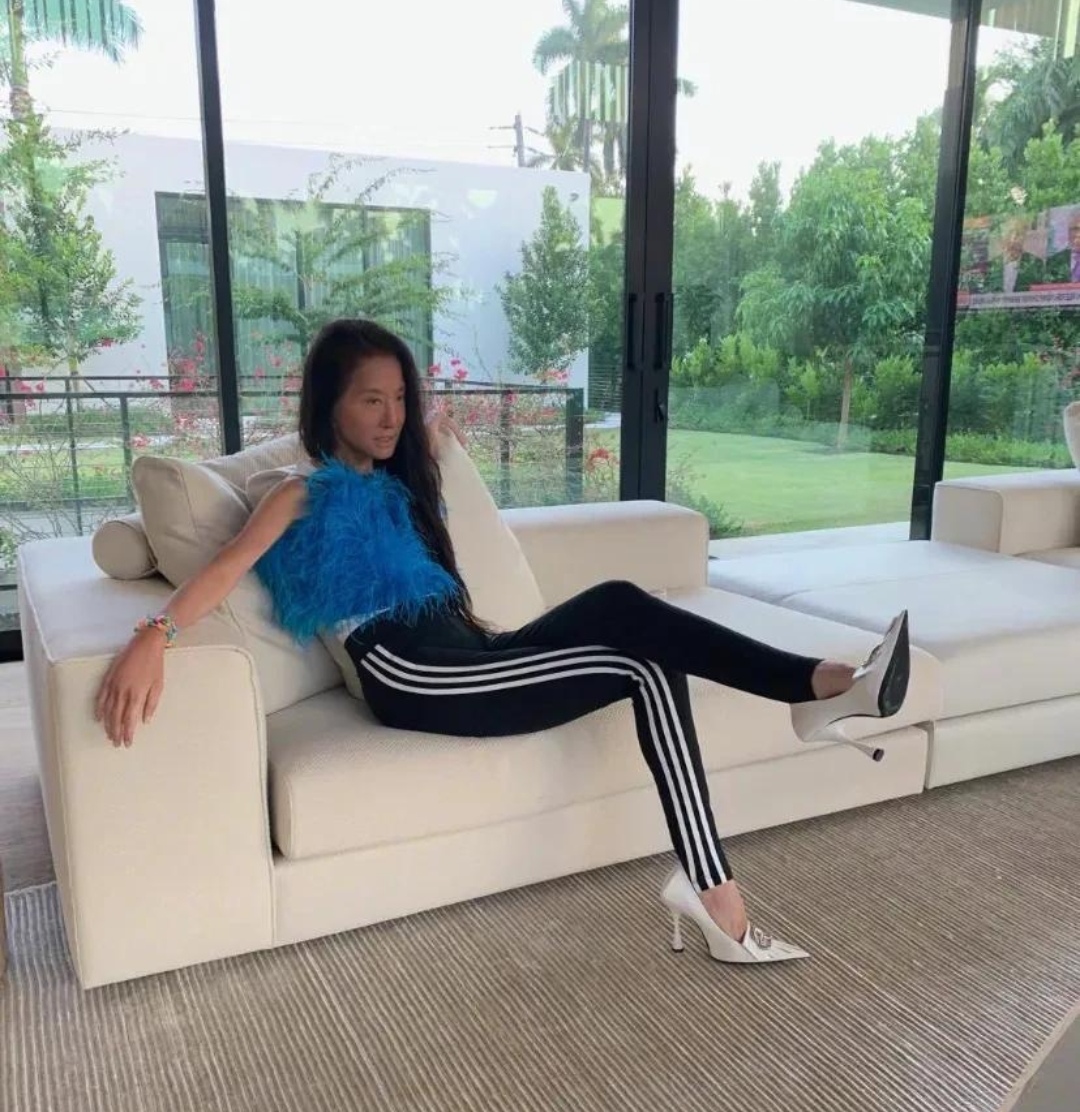 我真服了！70岁王微微有老人脸，但看到这玉女腿少女身材闭嘴了