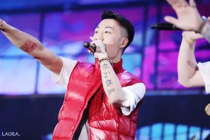 他是红花会的幕后“大管家”，音乐和生意做到了两开花