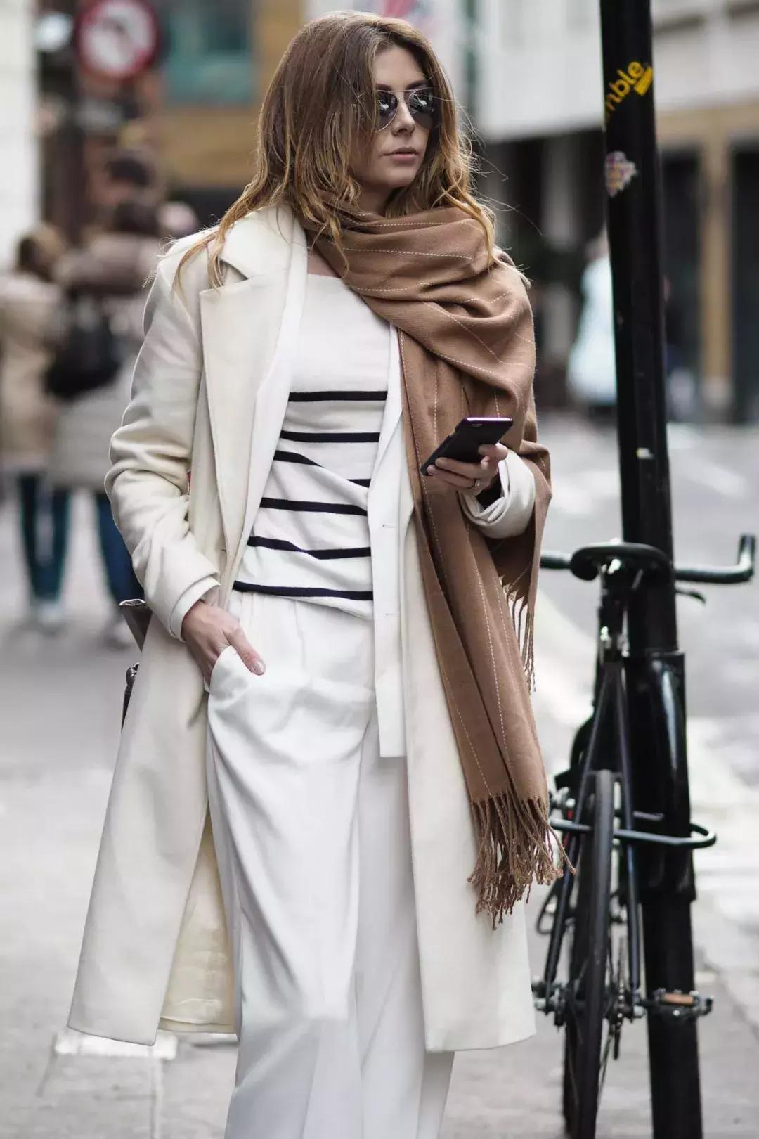 适合羽绒服显脸小围巾的系法,怎么给女生系围巾不会显脸小