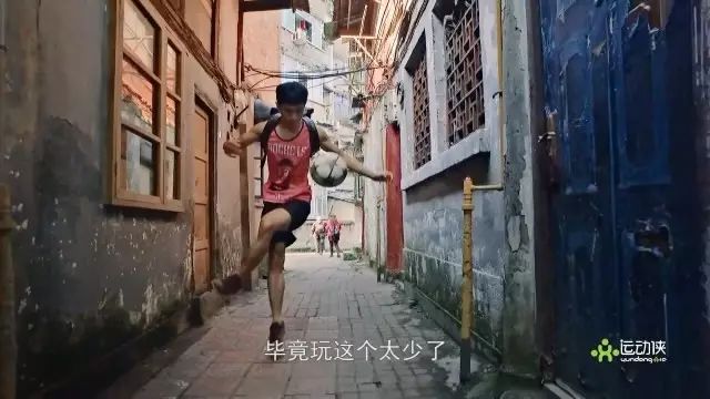 小伙展示高难度球技,男孩在众人面前展示足球技术全集