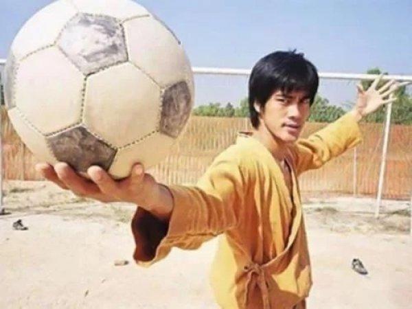 被周星驰第一位签约的女郎,周星驰最早被谁签约