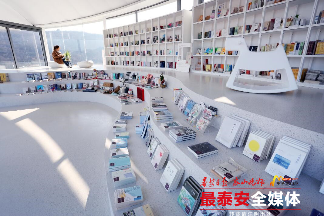 峰中有朵“故乡的云”云巅之上品书香