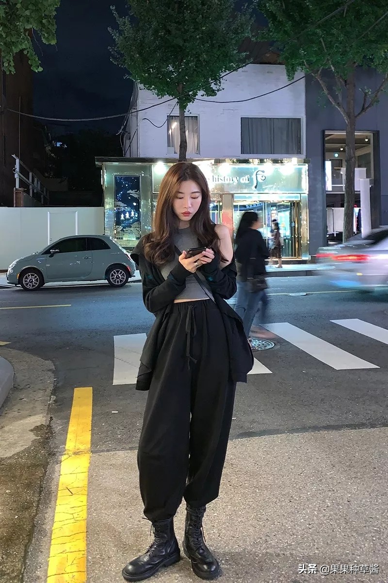 好看的马丁靴穿搭推荐 (30套秋冬马丁靴搭配图片大全)