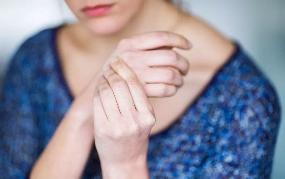 患了传说中的“妈妈手”怎么办，狭窄性腱鞘炎治疗看这里