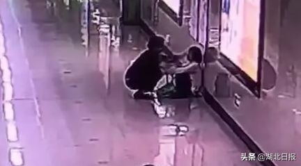 武汉地铁女孩哭,武汉地铁女孩哭的视频