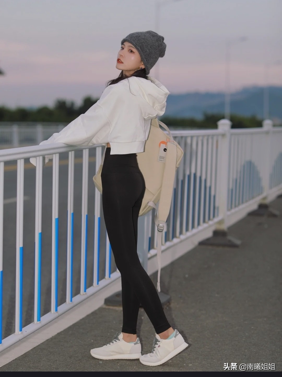 时髦的女人都穿卫衣减龄又好看,女生一定要了解的卫衣经典搭配