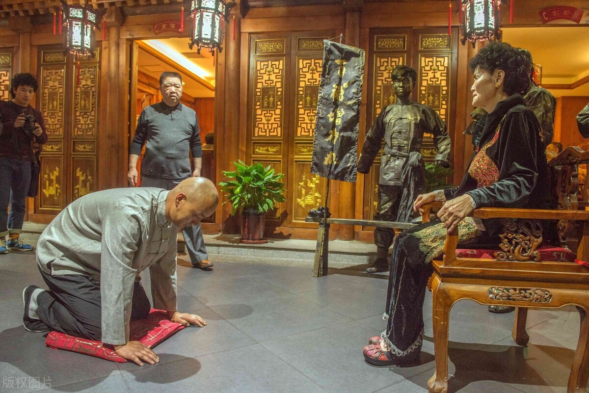 辛巴复出狂卖20亿：今天的下跪，是为了明天的上位