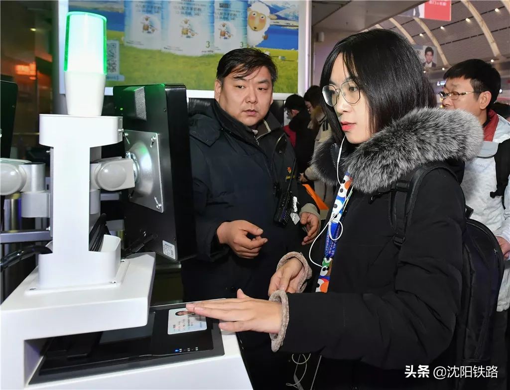 实行电子客票首日旅客为便捷点赞