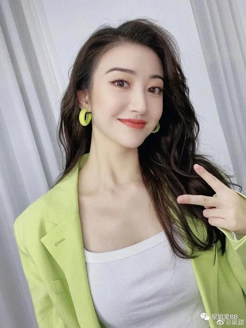 网上关于她整容的传闻屡见不鲜,自曝八年整容史