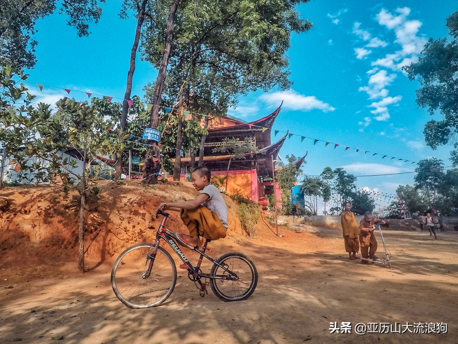 中缅边境的佛寺,旅途中遇到藏区僧人