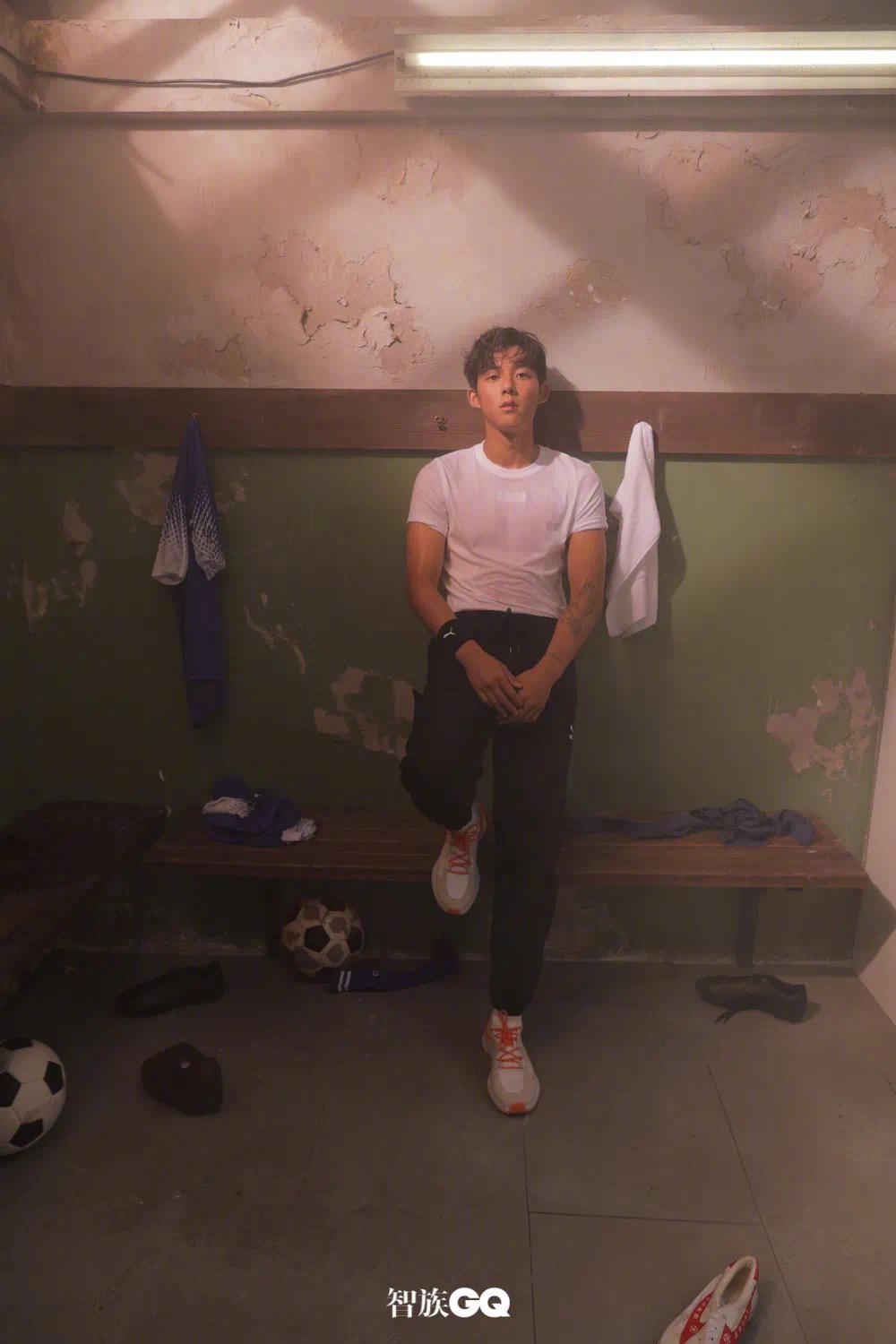 李嗣镕帅气足球视频,李嗣镕踢球的照片