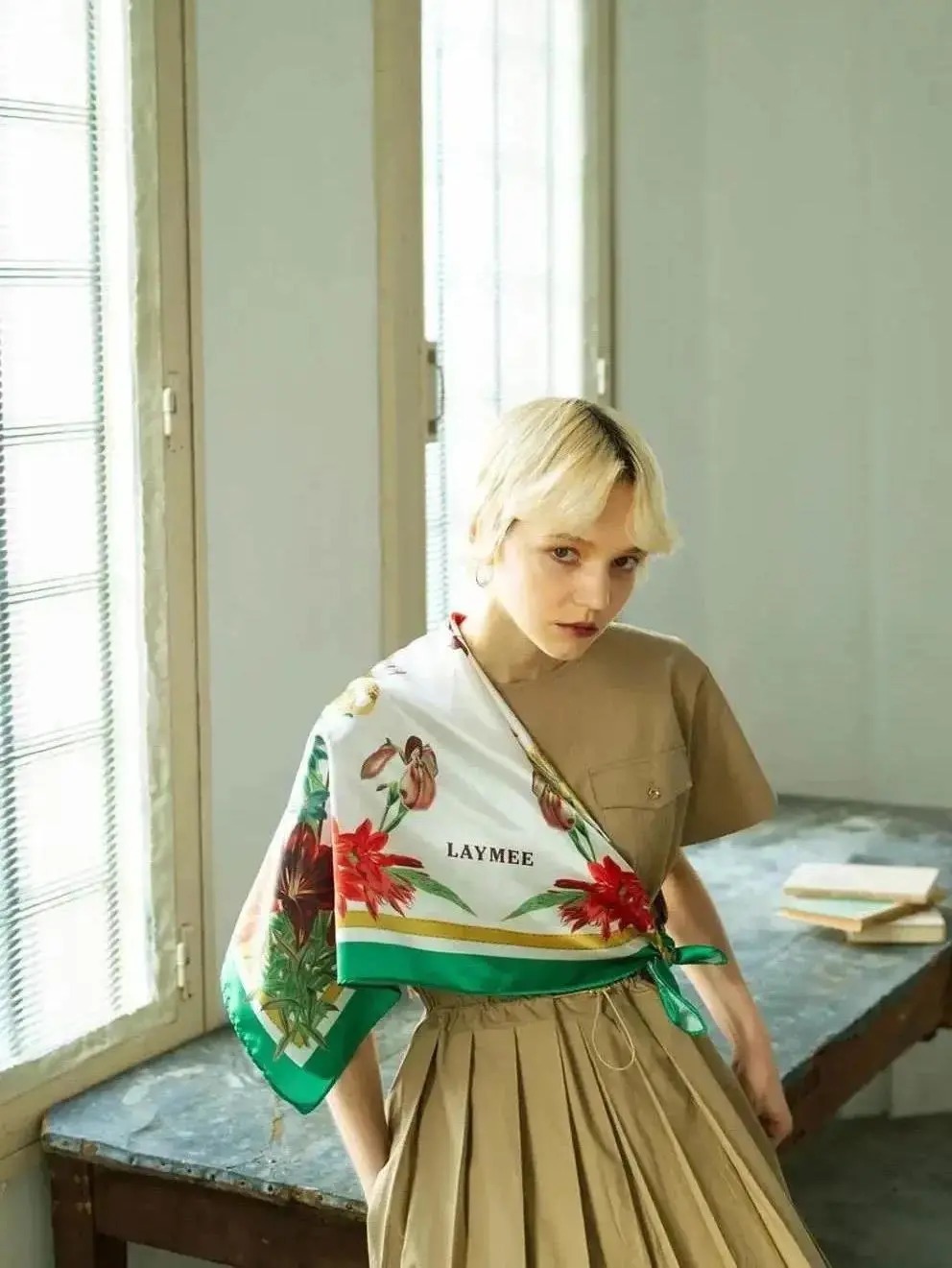 丝巾有什么时髦的使用方法,夏天系丝巾怎样发朋友圈