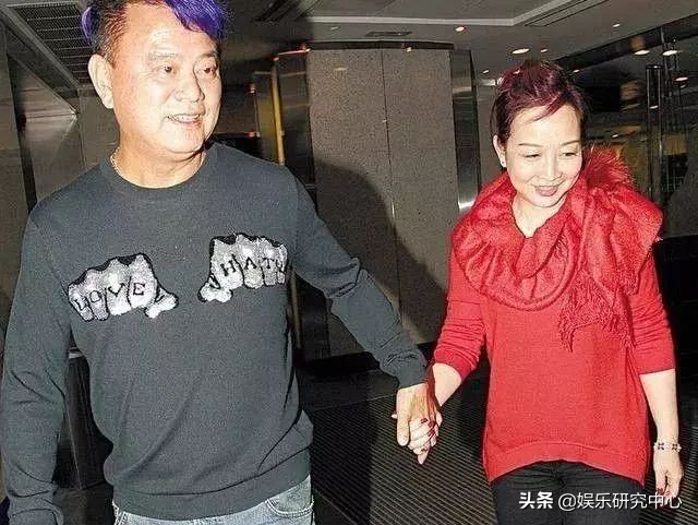 TVB爱国艺人！两次破产，和香港第一古装美女结婚40年至今无子…