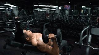 男生胸肌练太大撑衣服怎么办,胸肌能撑烂衣服吗