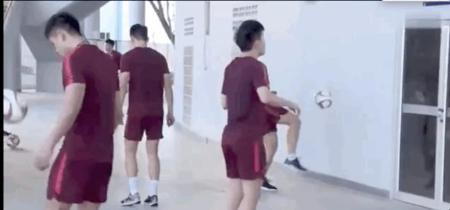 让人哭笑不得，国奥备战奥预赛遇到难题，只能靠颠球保持状态