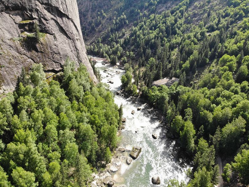 新疆天路可可托海,坐大巴从新疆去哈萨克斯坦