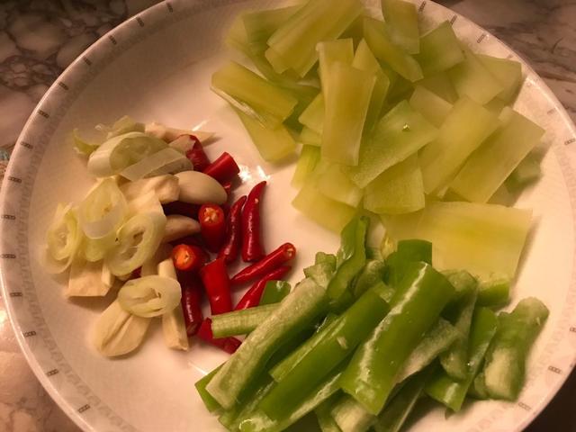 干煸鸡胗香脆可口一点腥味都没有,炒鸡胗不辣做法