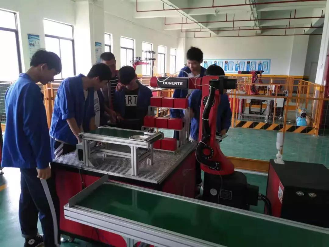 罗村商贸技工学校学费,佛山市现代商贸技工学校学费多少