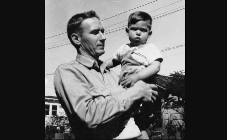 苹果公司创始人乔布斯在银幕演讲,苹果创始人乔布斯个人简介