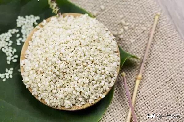 今日端午，吃粽子、插艾条、赛龙舟、佩香囊，端午过后，注意养生