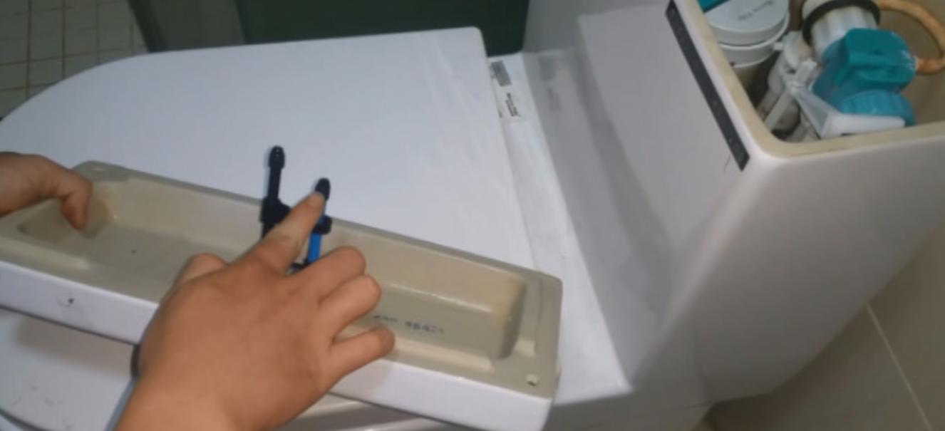 马桶上面小孔不出水怎么快速疏通,马桶盖上出水按钮