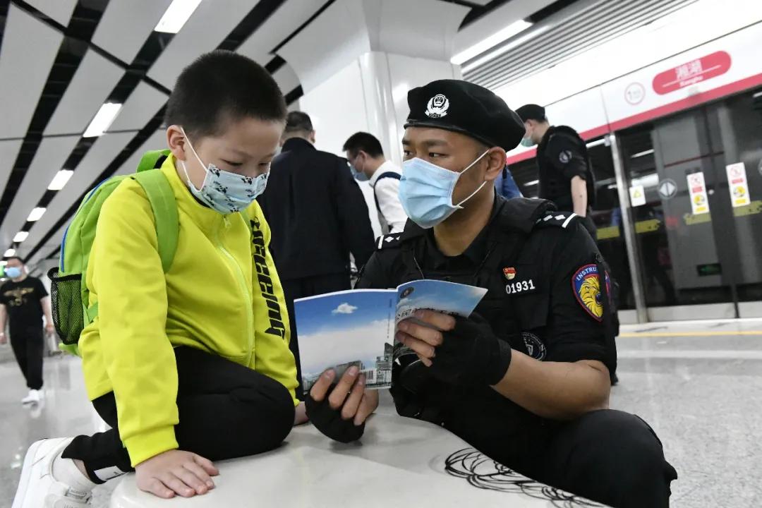 遇到暴恐分子怎么办？在地铁反恐专列上，浙江公安“反恐精英”给你支招