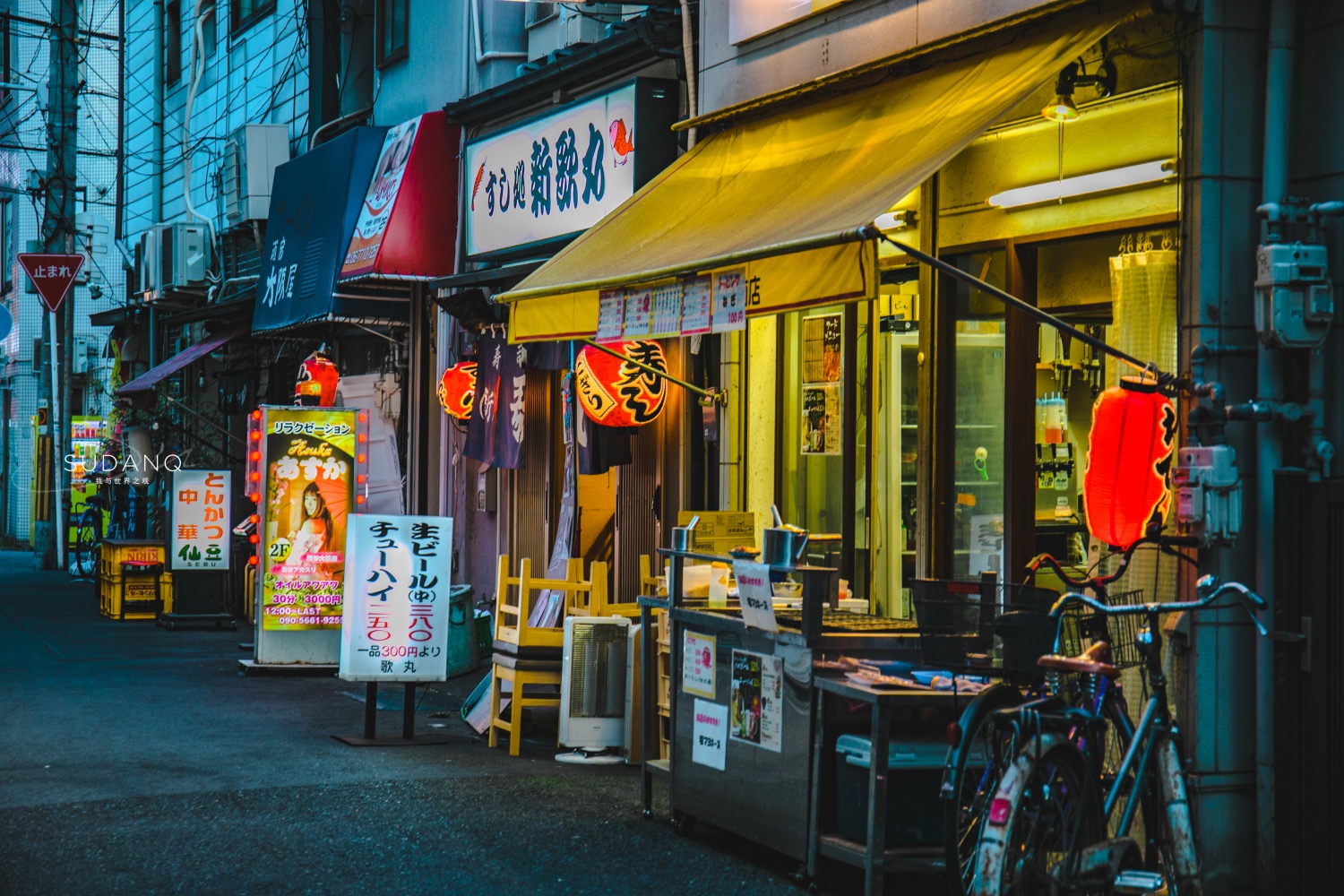 西安多家门店被换黑底白字门头,西安某街道招牌黑底白字