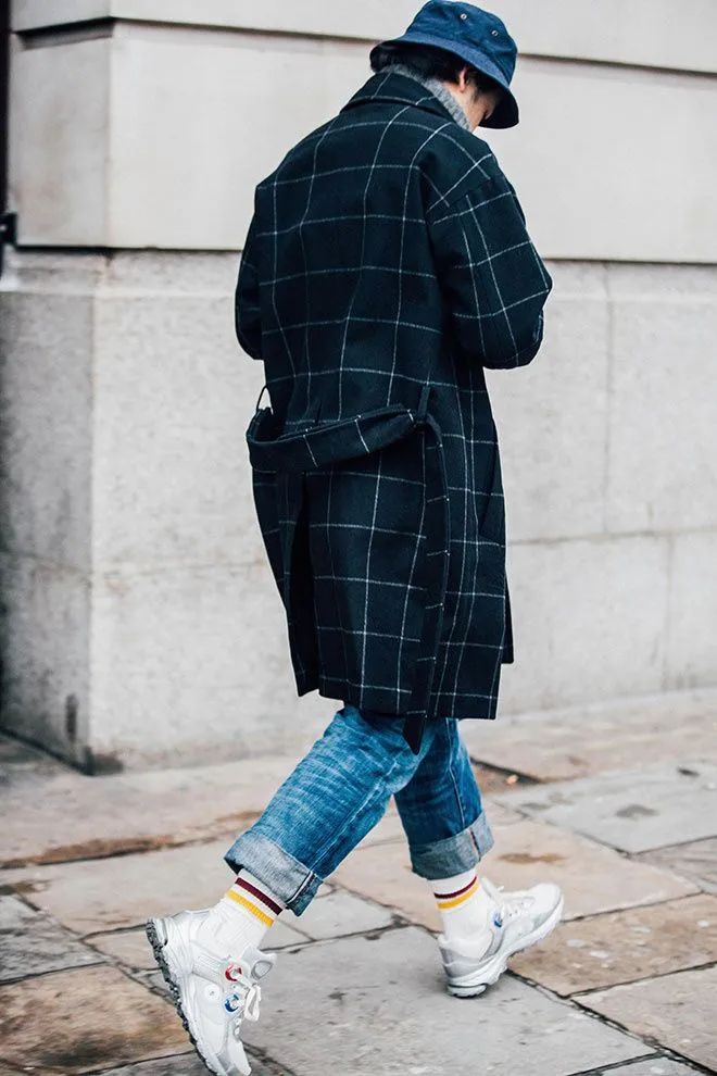 运动鞋牛仔裤和什么上衣搭配男生,牛仔裤运动鞋搭配毛呢大衣