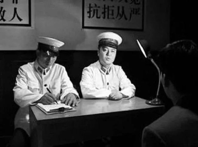 杀害闻一多的凶手，躲在成都开香烟店，因看报坐姿正派暴露被枪毙