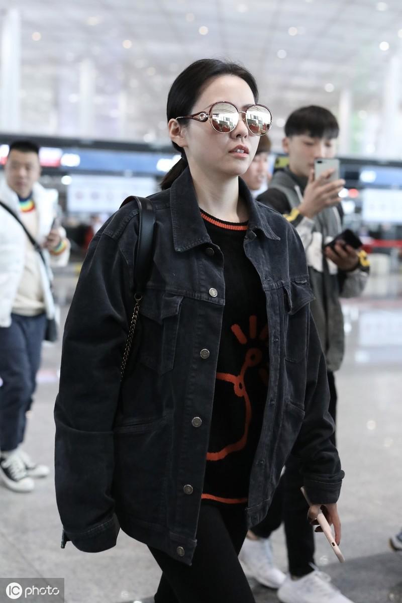 张靓颖的机场穿搭,张靓颖机场街拍蓝色平底鞋