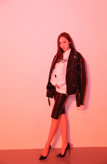 郑秀妍穿黑色皮裤,郑秀妍穿皮裤好看吗