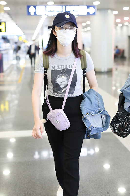 姚晨针织短袖搭破洞牛仔裤,姚晨白衬衫搭黑色高腰阔腿裤