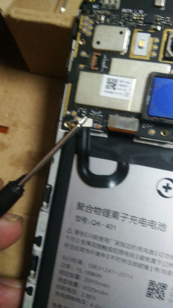 手机换电池维修小技巧视频,手把手教换手机电池