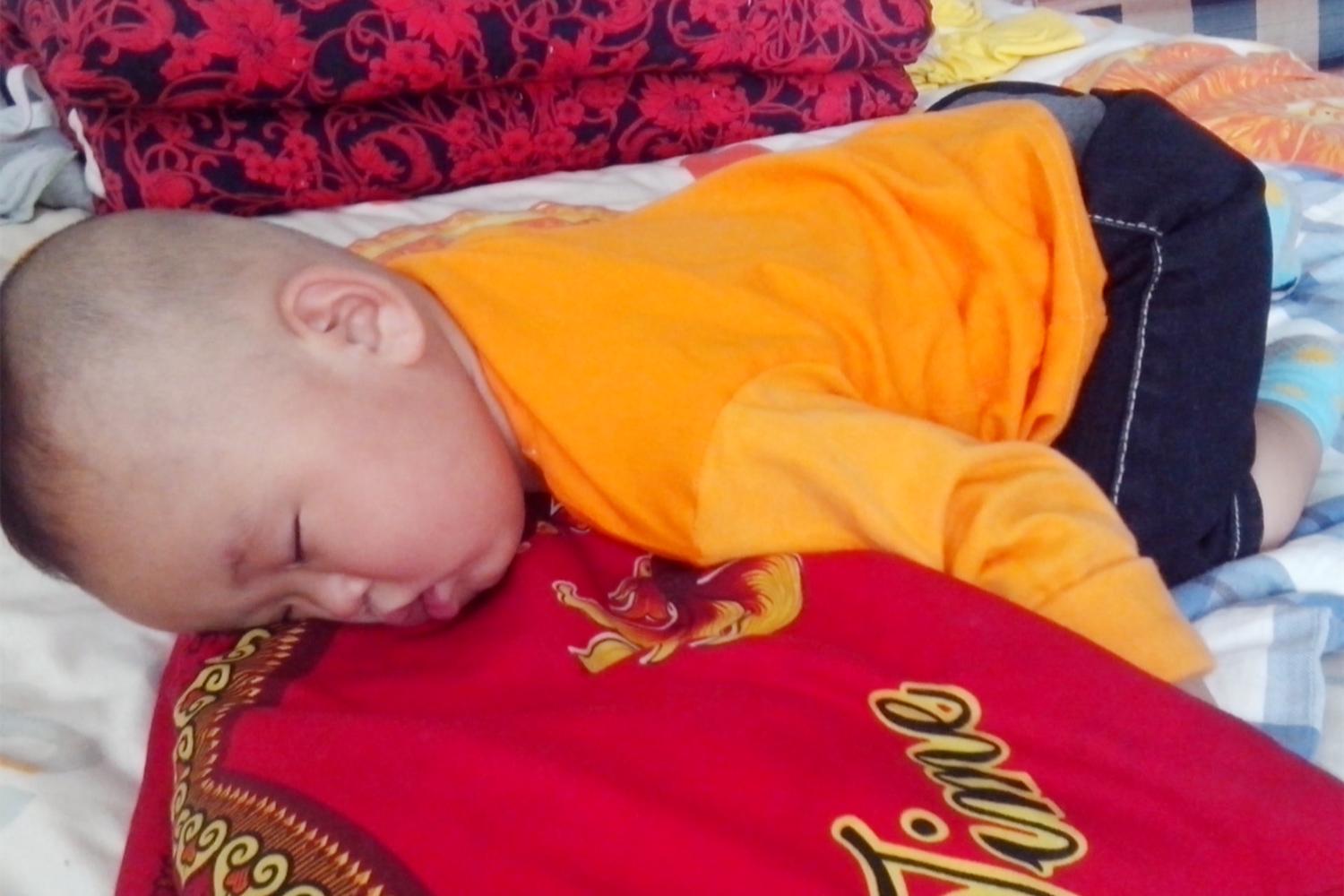 宝宝喜欢趴着睡用什么枕头,宝宝喜欢趴着睡吃什么好