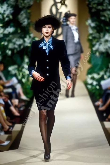 那个卖口红的YSL,教会女孩不色情的穿黑*袜丝**