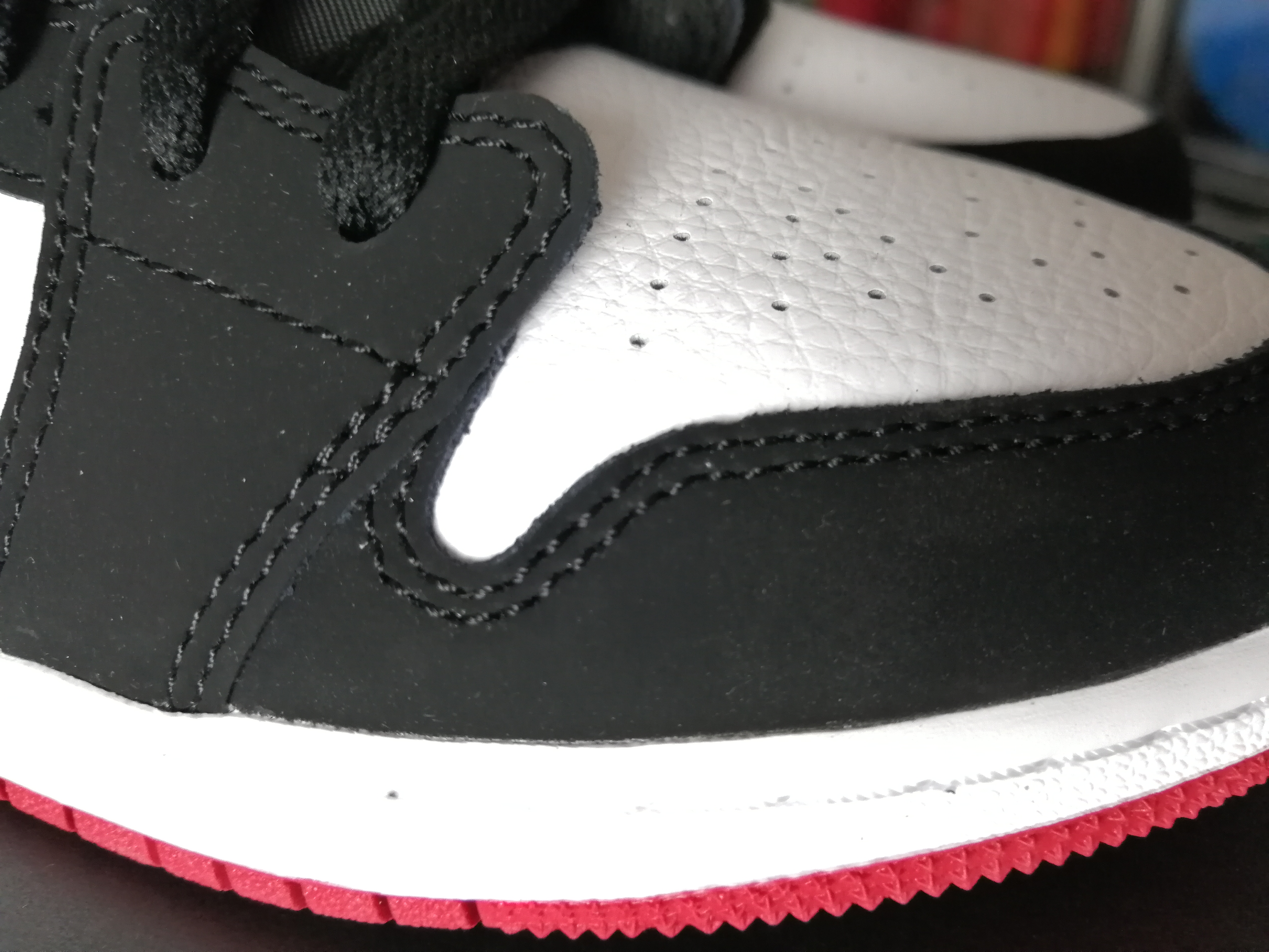 aj1黑黄脚趾低帮二手行情,aj1新款黑红脚趾值得买嘛