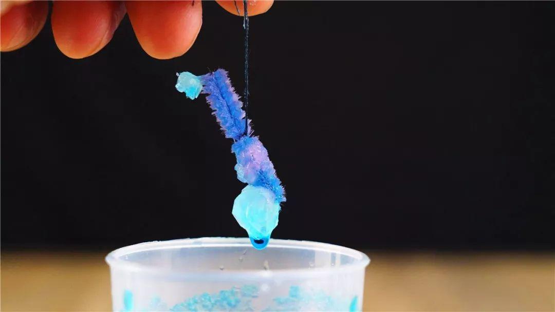 棉签放水里,第二天长出一块水晶石?还挺漂亮