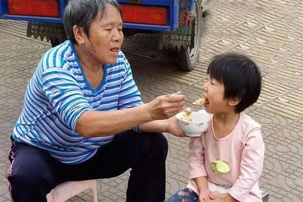 小孩玩脏了该怎么办,不要害怕孩子玩得脏