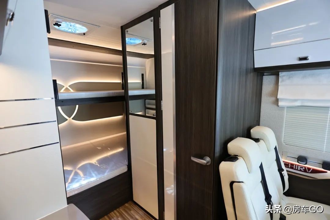 这台房车有5种充电方式，车内电器语音控制，卫生间也是干湿分离