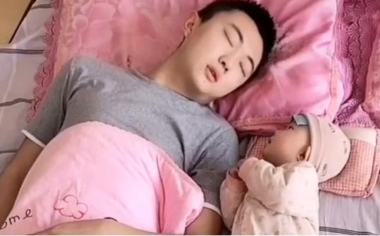 奶爸带娃睡觉以为宝宝窒息,奶爸带娃睡觉被娃哄睡着