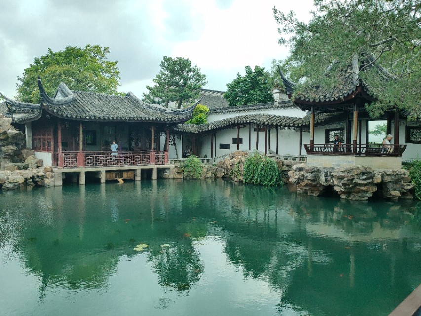 现实和画卷就隔着一扇门的距离，我推开苏州网师园的大门，流泪了