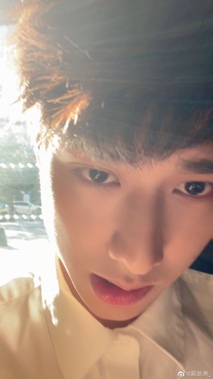 学识加成美得自然真实！温大老师像吴彦祖张震，思政老师撞脸Lisa