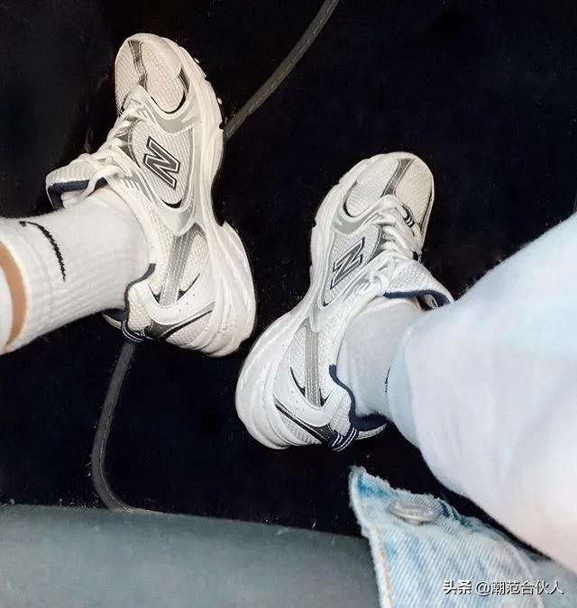 只会卖弄性感？实际上女sneaker的拍照姿势，那叫一个野