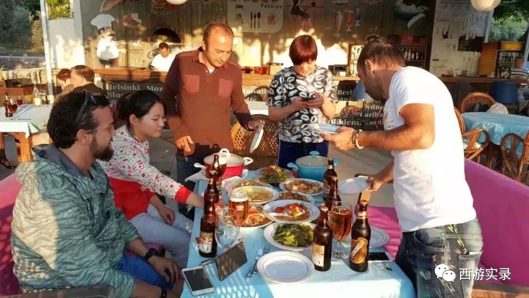 她和我从上海开车进中东后,爱上伊朗人就逃跑,还为他失恋和自杀