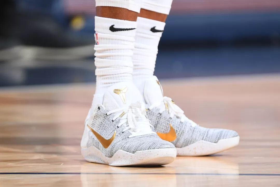 “手套”经典战靴再现赛场，公牛内线支柱上脚LBJ8中国红