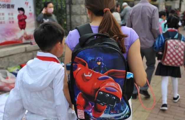 “最好别替娃背书包”，专家建议引争议，家长：这么重驼背咋办？