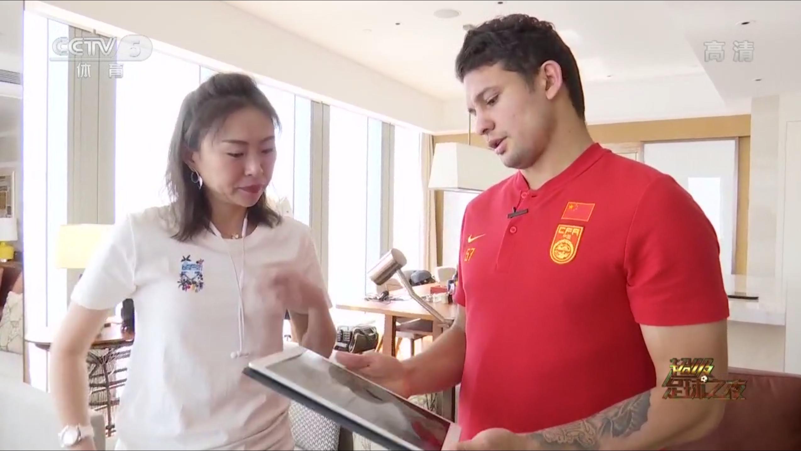 国足前锋艾克森独居广州豪宅！正对广州塔一线江景1楼客厅2楼卧室