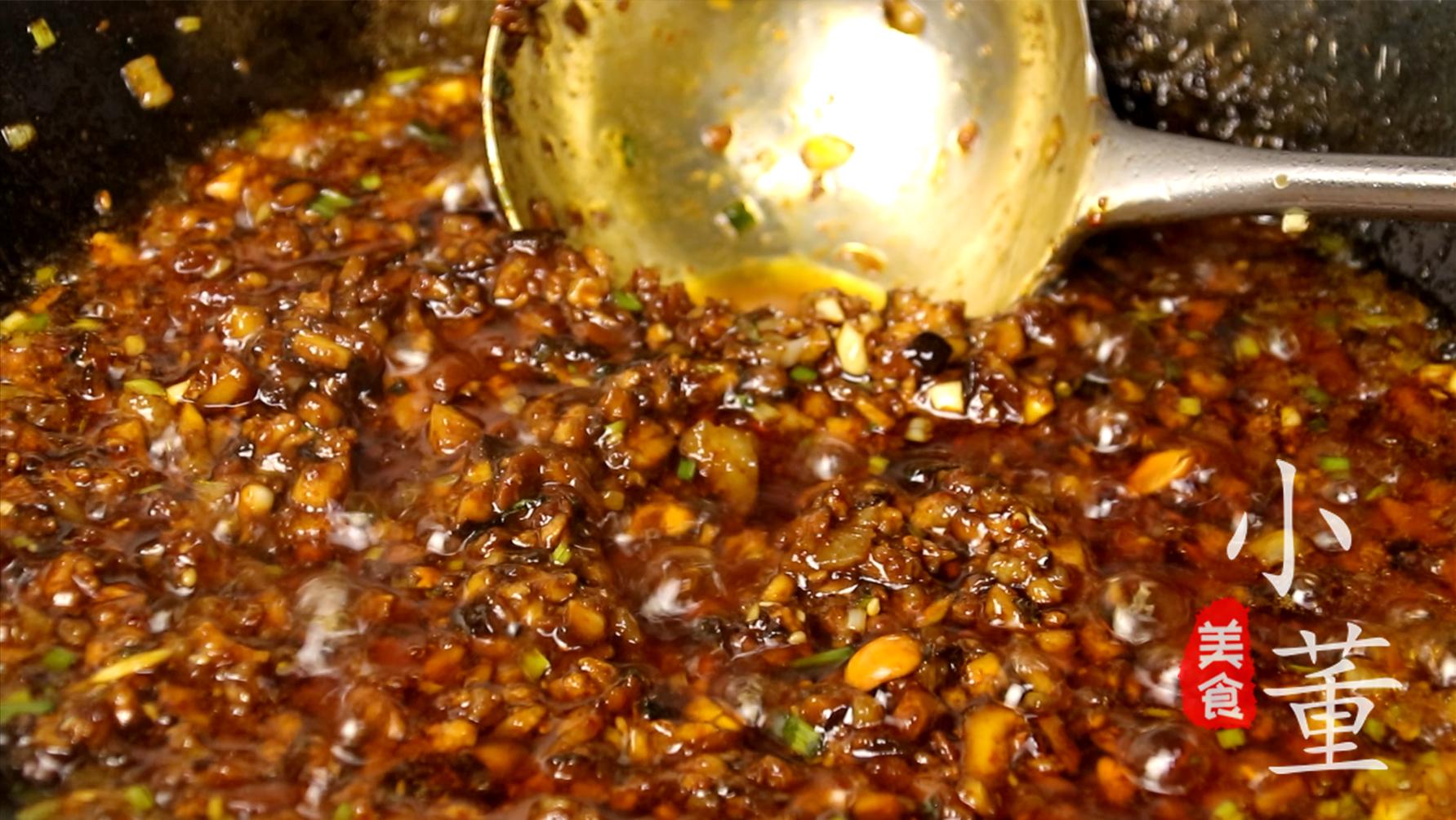 小董制作香菇酱,香菇酱不要辣椒